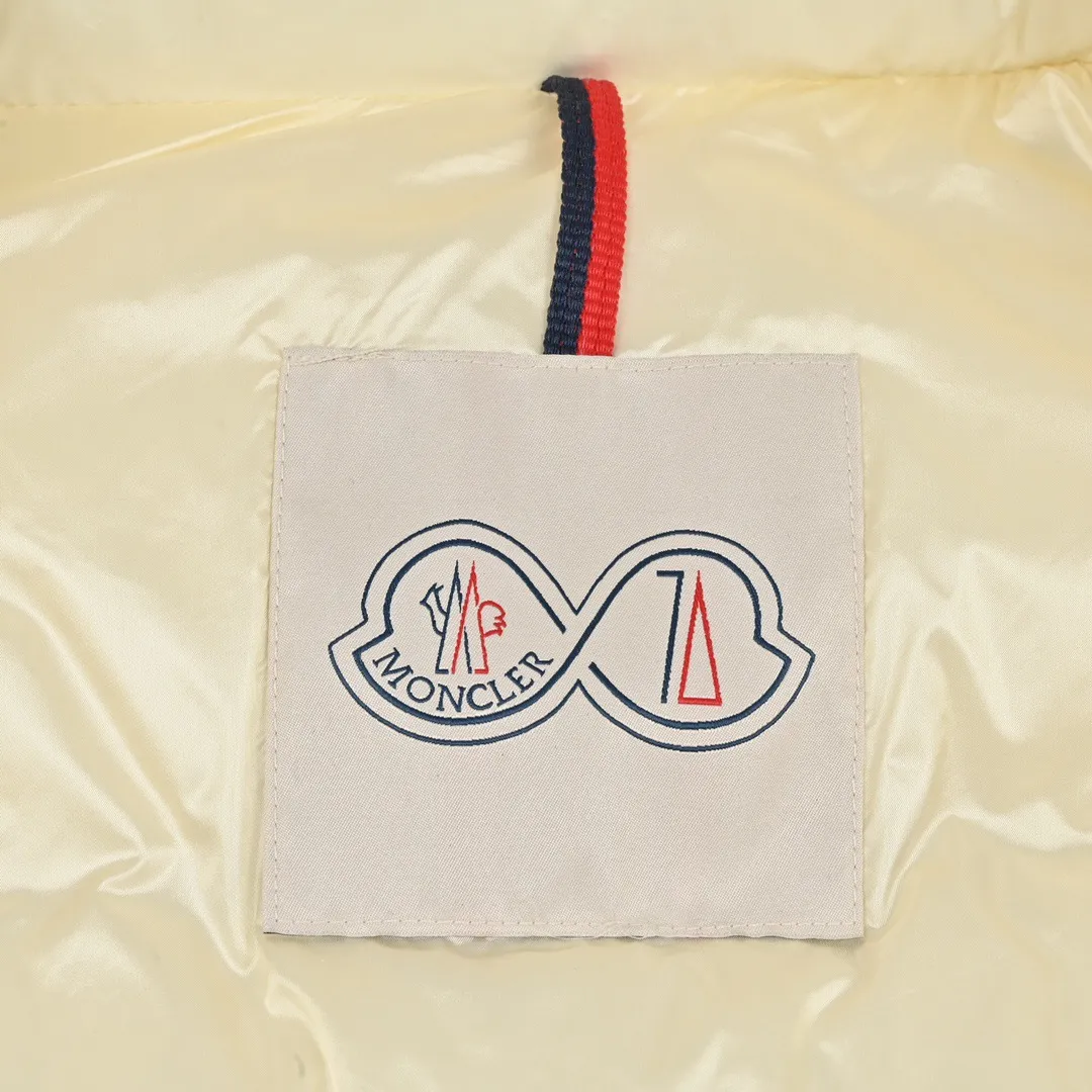P390 Moncler/ 2026 70 、 。 DNA ， ， 。 Classic ， 、 。 Classic 70 。 Quality， 90 ，Premium Quality ， ，Black ！ Sizes M-3XL